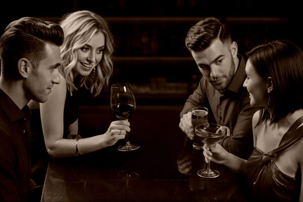 Imagen promocional de la Revista Gente Libre con el texto 'TIPS PARA LOS NERVIOS DE LA PRIMERA CITA SWINGER', mostrando dos parejas en un bar y el logo #swinsejos.